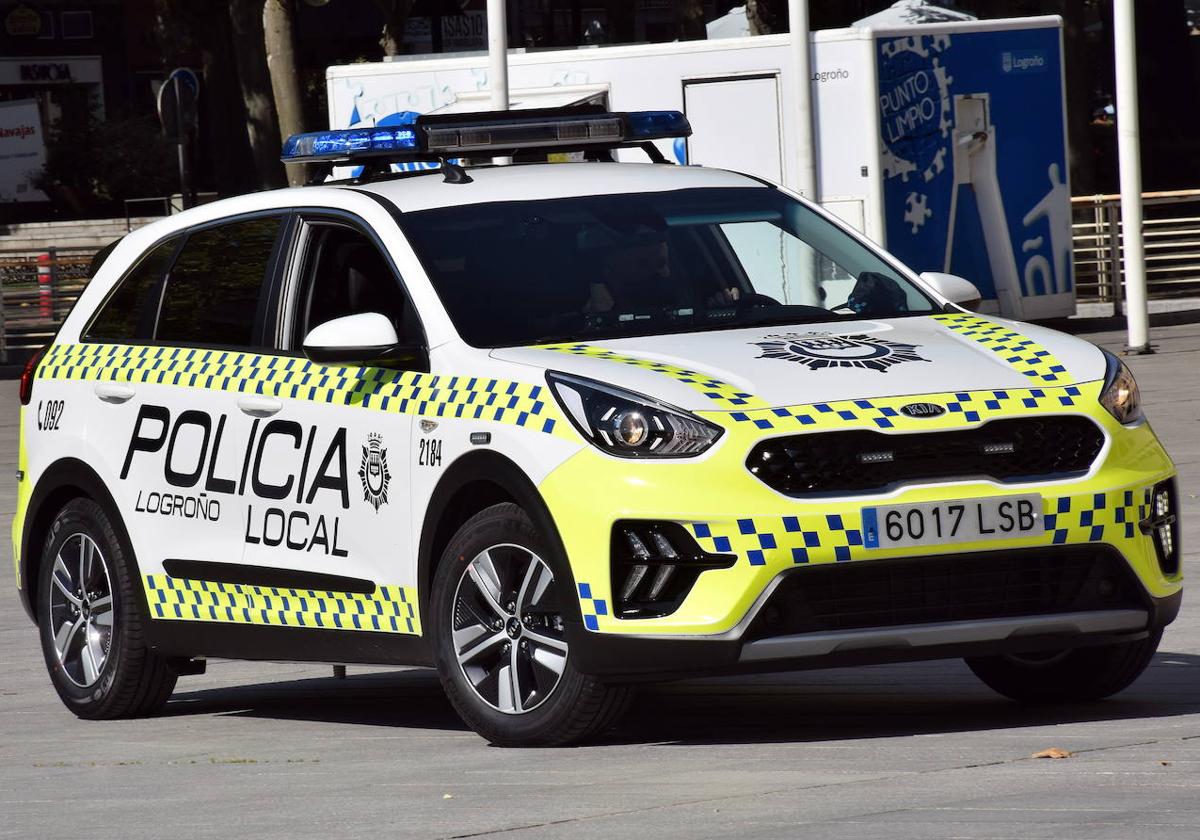 La Policía Local rescata a un perro que se estaba ahogando en el Parque de la Ribera