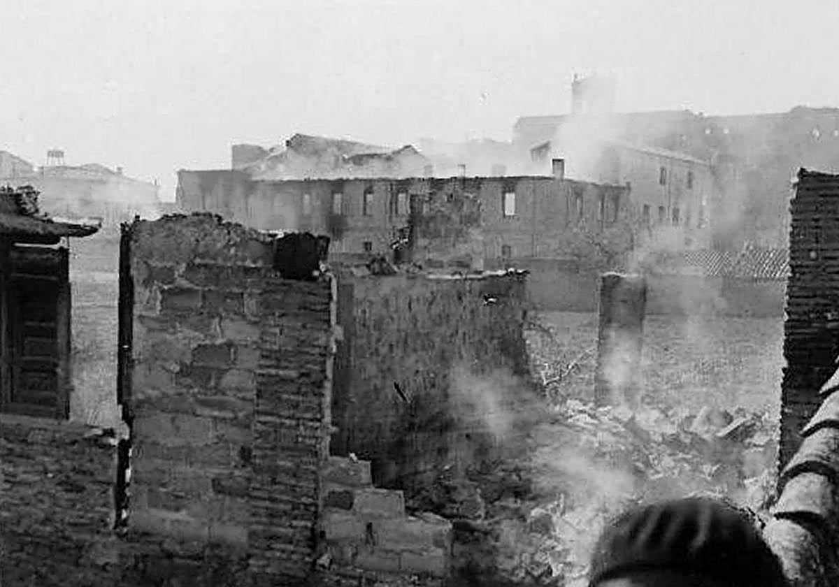 El convento de Madre de Dios, destruido, humeante meses antes de la Guerra Civil.