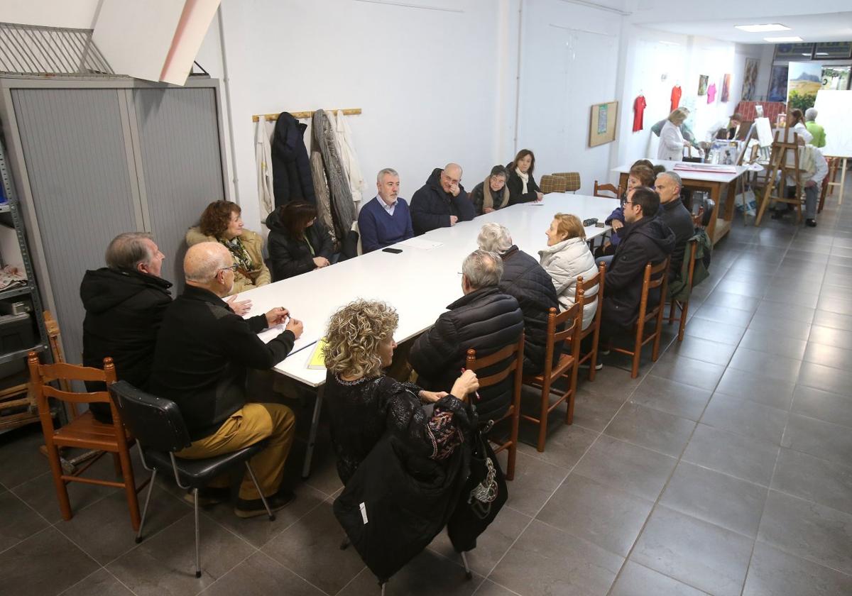 Vecinos de San Antón, reunidos en la sede de la Asociación Vecinal Centro.