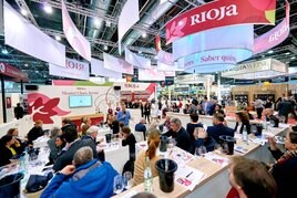 Expositor promocional de Rioja en Alemania, en Prowein.