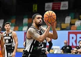 Yasin Kolo se prepara para lanzar un tiro libre.