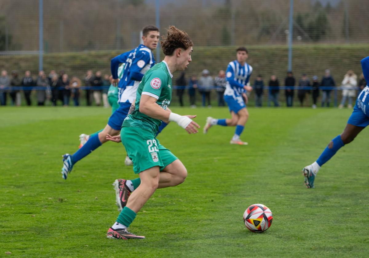 Aday conduce el balón en un partido en La Salera.