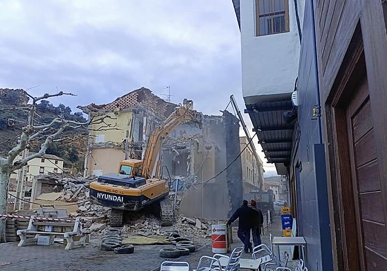 Derribo del edificio de Correos de Cervera del Río Alhama