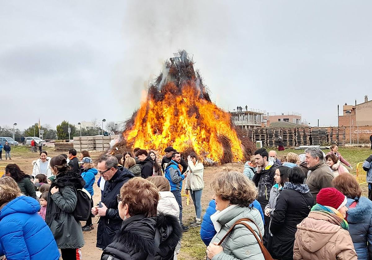 Todas la imágenes de la hoguera por San Antón
