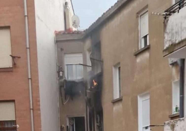 Una madre y sus dos hijos acaban en el hospital tras un incendio en su piso