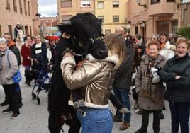 Inés Llorente recibe el 'abrazo' de Chulo en la calle.