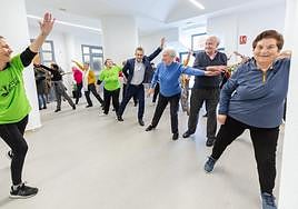 Clase de 'Vida sana' en el nuevo centro de ocio para mayores de la calle San Gregorio.
