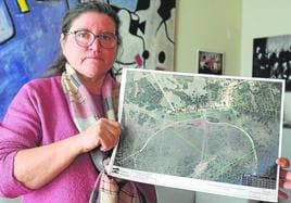 Inmaculada Sáenz, alcaldesa de Nieva de Cameros, muestra un mapa de la parcela de Montemediano.