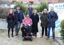 De izquierda a derecha, Mariví Ercilla, Javier Muñoz, Alberto Pellejero, Félix Fuertes, Manoli Muro, Álvaro Martínez y Álvaro Azofra posan en las instalaciones de la ONCE.