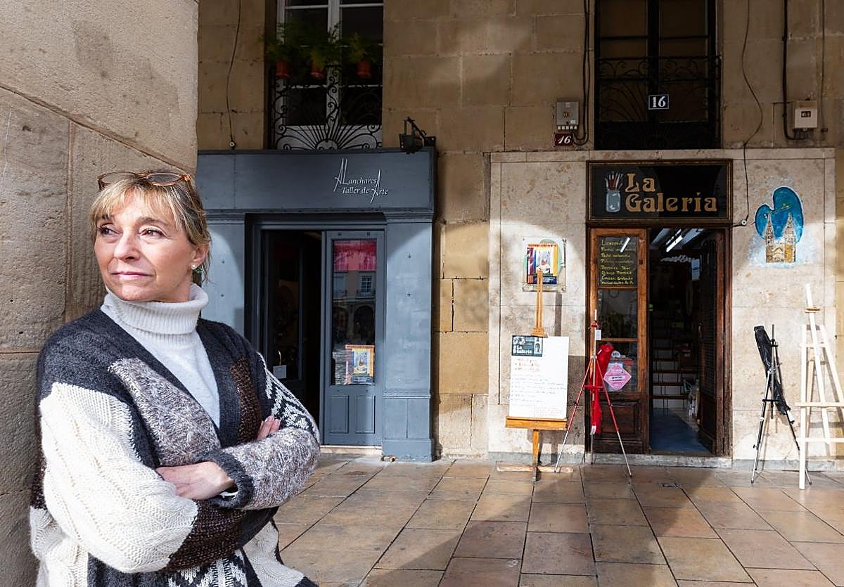 Arancha Lanchares posa en la plaza del Mercado de Logroño con su taller de arte y La Galería al fondo.