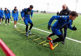 Los jugadores de la Sociedad Deportiva Logroñés se ejercitan en las instalaciones de Pradoviejo.