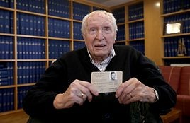 Ángel Sainz Grávalos, en la hemeroteca del edificio de Diario LA RIOJA.