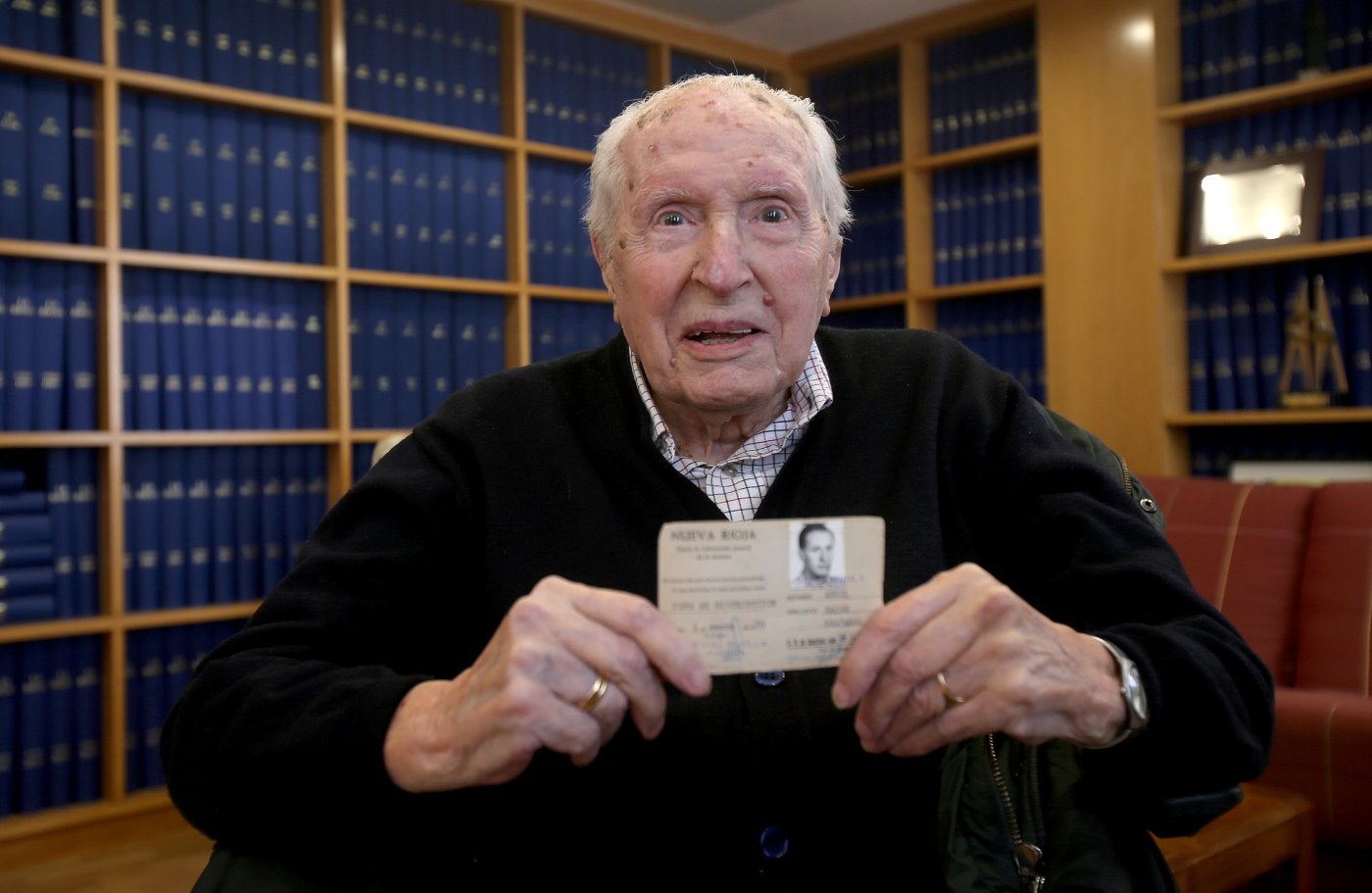 Ángel Sainz Grávalos, en la hemeroteca del edificio de Diario LA RIOJA.