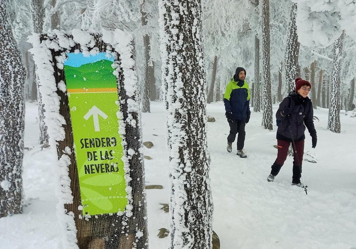 Excursionistas transitan por el nevado Sendero de las Neveras en una imagen de archivo.