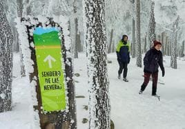 Excursionistas transitan por el nevado Sendero de las Neveras en una imagen de archivo.