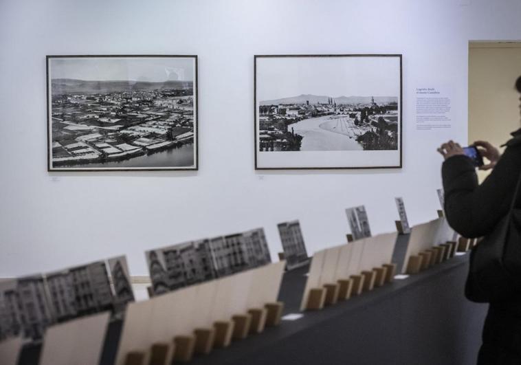 Imágenes en la sala de exposiciones del Ayuntamiento.