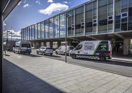 Ambulancias en el Hospital San Pedro.