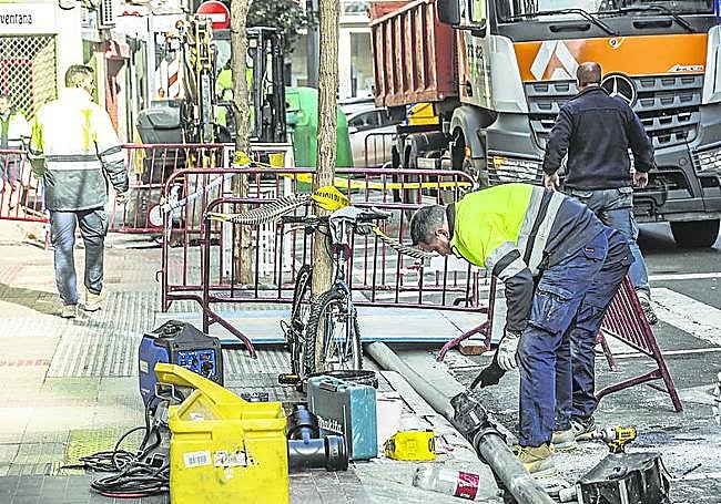 Operarios tendiendo tubería.