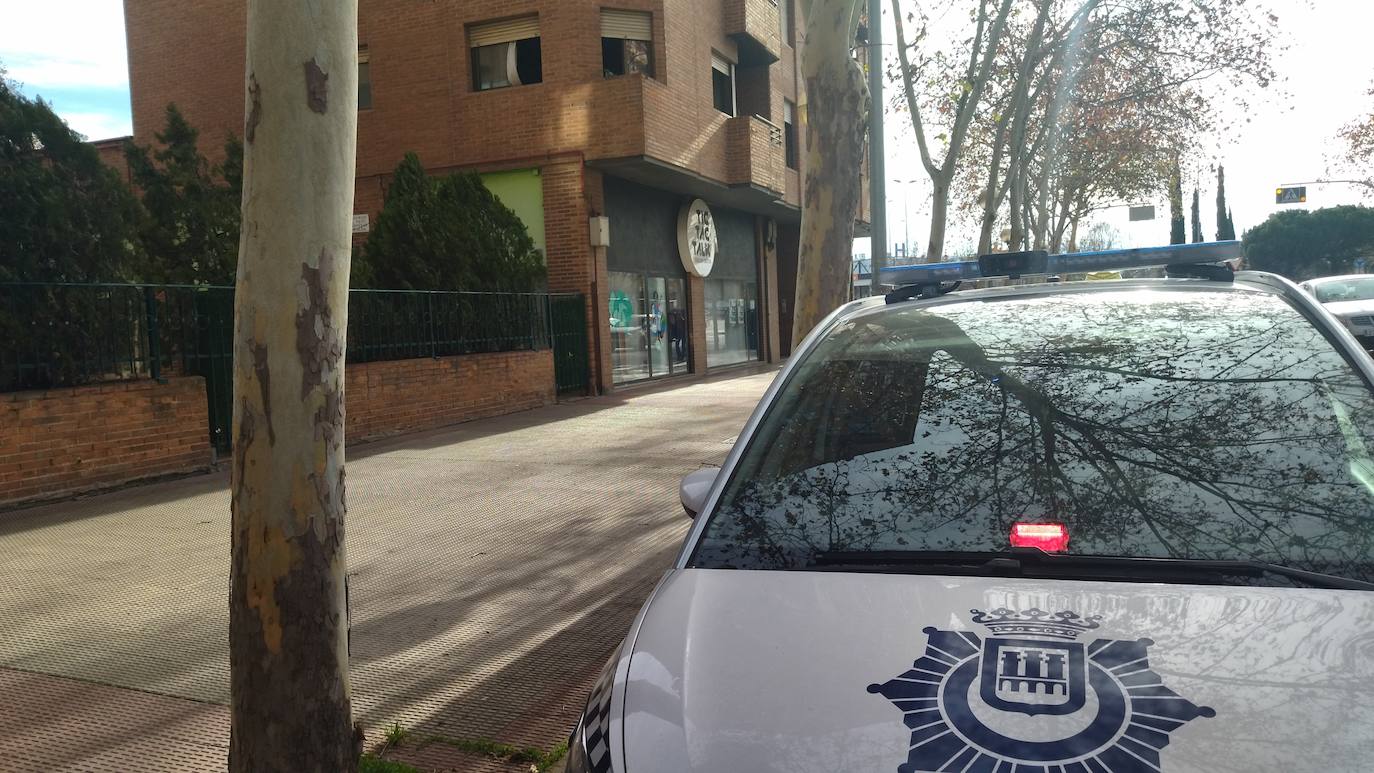 Un coche de Policía Local aparcado junto a la vivienda donde se ha producido el fuego.