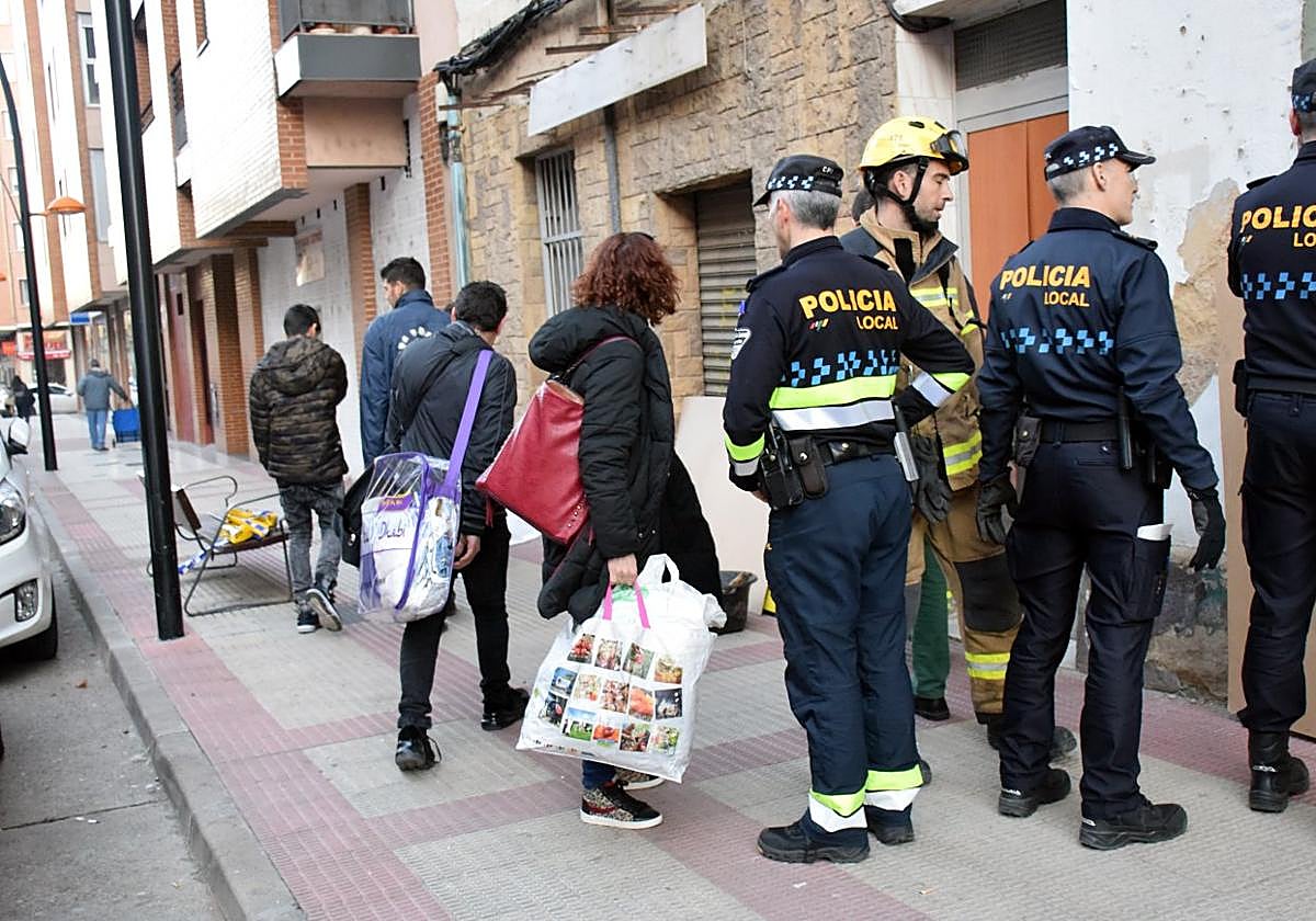 Desalojo y clausura del edificio, en febrero de 2020.