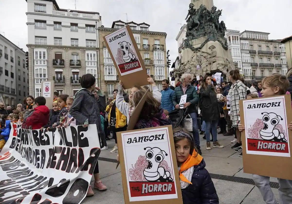 Protesta de las AMPAs alavesas por el servicio de comedores escolares.