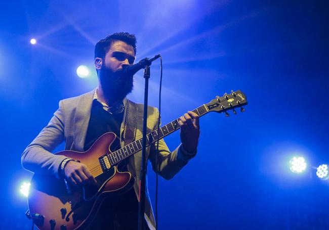 Chino, cantante de Supersubmarina, durante el concierto del grupo en Actual 2015.
