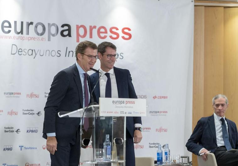 Gonzalo Capellán, junto con Alberto Núñez Feijóo en el desayuno organizado por Europa Press