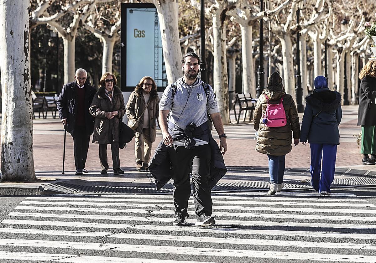 Un joven arremangado y con la cazadora en la cintura, ayer a mediodía junto al Espolón logroñés