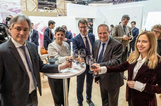 Pérez Pastor, Borges, Capellán, Hereu y Fernández bridan en el stand de Fitur