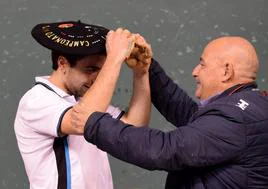 Juanjo Belmonte, presidente de la Federación de Pelota coloca la chapela de campeón a Rodri.
