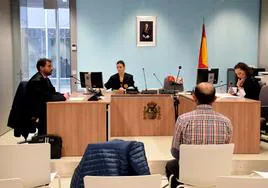 El pastor acusado de envenenar a 18 ovejas sentado frente a la jueza instantes antes de iniciarse el juicio contra él este jueves en Logroño.