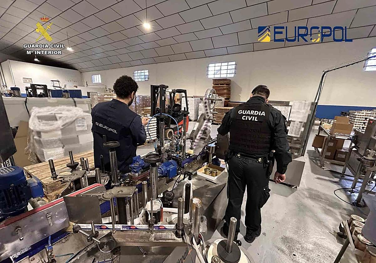 La Policía Judicial de la Guardia Civil registró las plantas industriales.