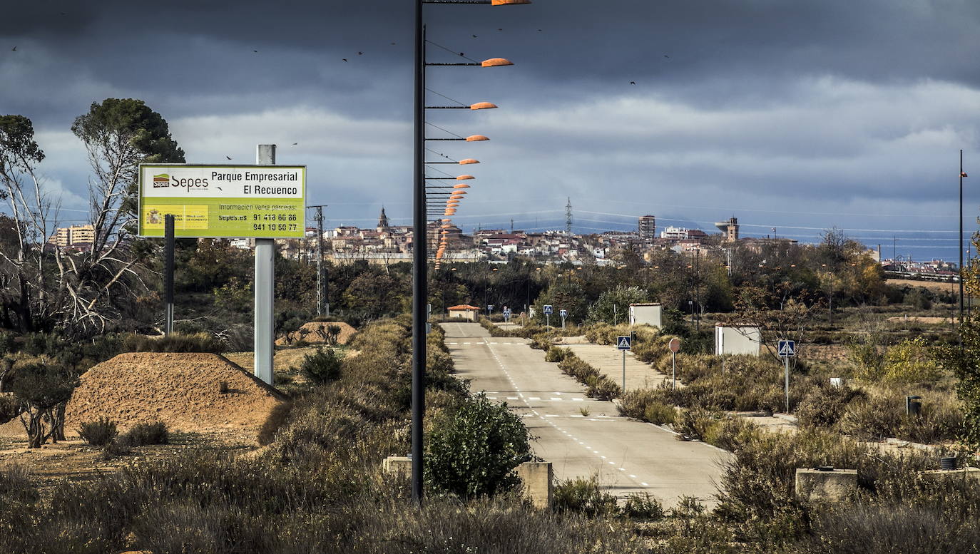 Una imagen del polígono de El Recuenco con la silueta de Calahorra al fondo