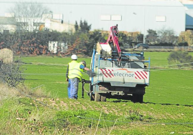 Operarios de Elecnor trabajando en la zona.