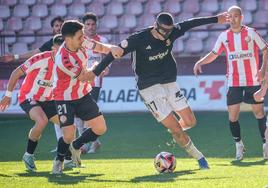 Sergio Arratia (dorsal 21 de la SDL) presiona a un rival en el partido ante el Nástic en Las Gaunas.