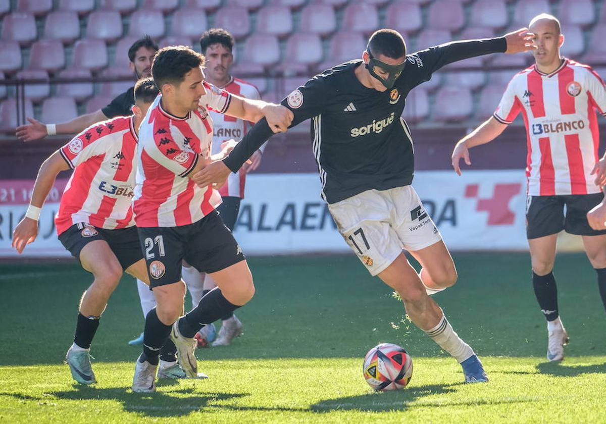 Sergio Arratia (dorsal 21 de la SDL) presiona a un rival en el partido ante el Nástic en Las Gaunas.