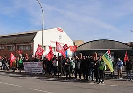 En Alfaro. Los trabajadores se concentraron en el mediodía de este viernes ante la planta de Alfaro con lemas como «Menos mentiras, más claridad».