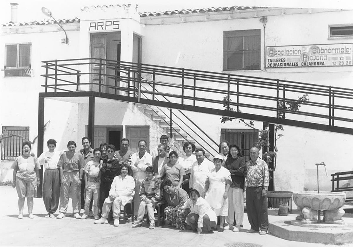 Imagen principal - Alumnos en el centro que la asociación abrió en Calahorra en los años 80; el viejo chalé de la calle Luis de Ulloa y el 'Pozo sin fondo', símbolo de la entidad 