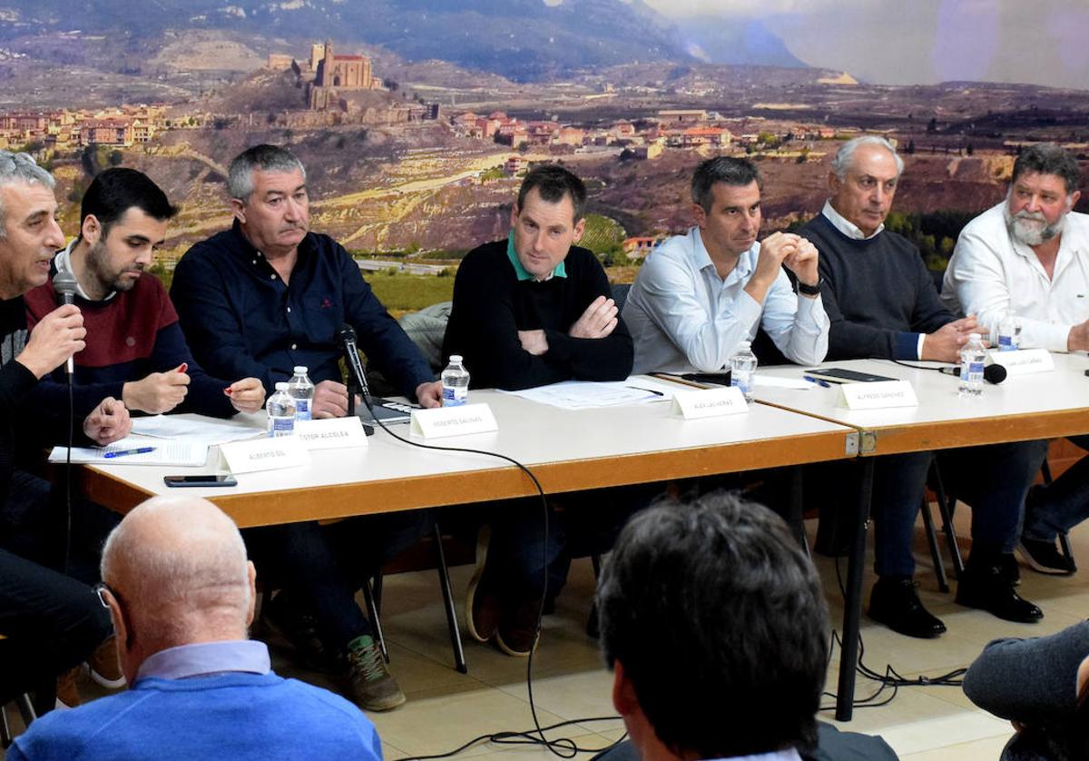 Alberto Gil, periodista de Diario LA RIOJA, moderó la mesa redonda en la que intervinieron Néstor Alcolea (UPA), Roberto Salinas (UAGR), Álex Las Heras (ARAG-Asaja), Alfredo Sánchez (Fecoar), Juan Luis Cañas (Araex) y Juan Carlos Sancha (Bodegas Familiares).