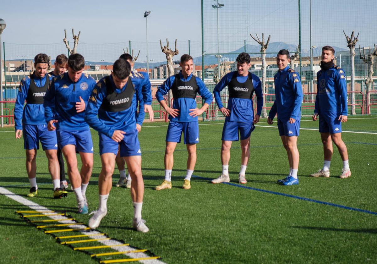 Los jugadores de la SD Logroñés, en el entrenamiento de este viernes en Pradoviejo.