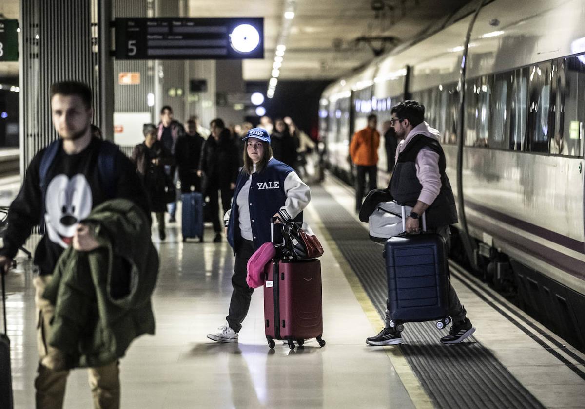 Pasajeros llegan a la estación de Logroño procedentes del tren de Madrid.