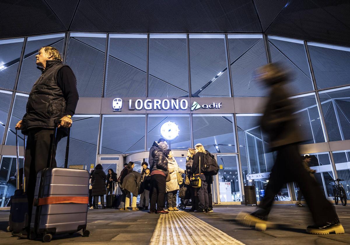 Llegada del tren de Madrid a Logroño el viernes por la noche, un servicio ferroviario que sigue creciendo en los últimos años.