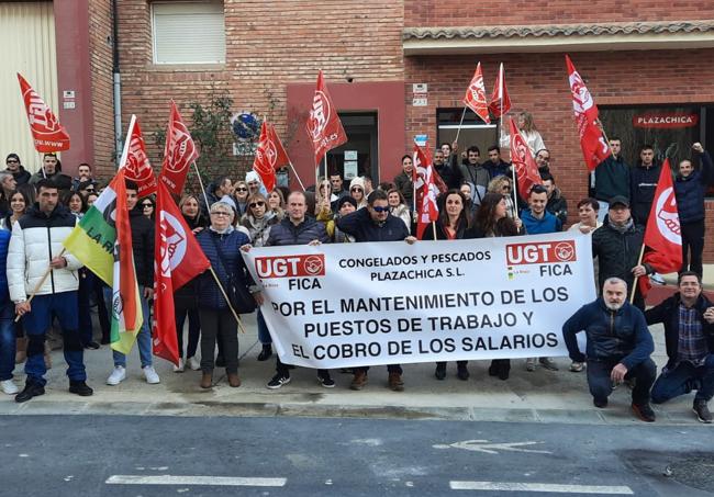 En Cervera. El primer punto de concentración fue la planta de Cervera del Río Alhama, con 49 empleados.