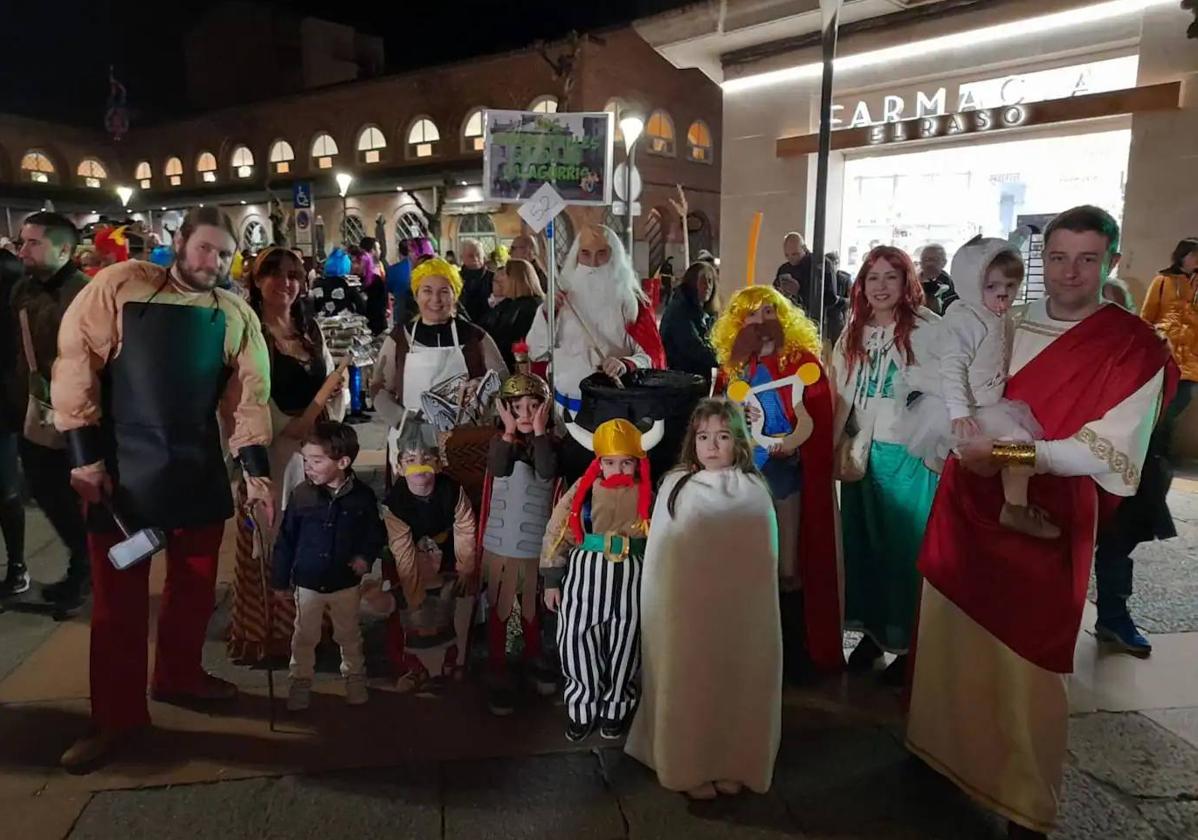 Grupo disfrazado de Astérix y Obélix, en el Carnaval de 2023.