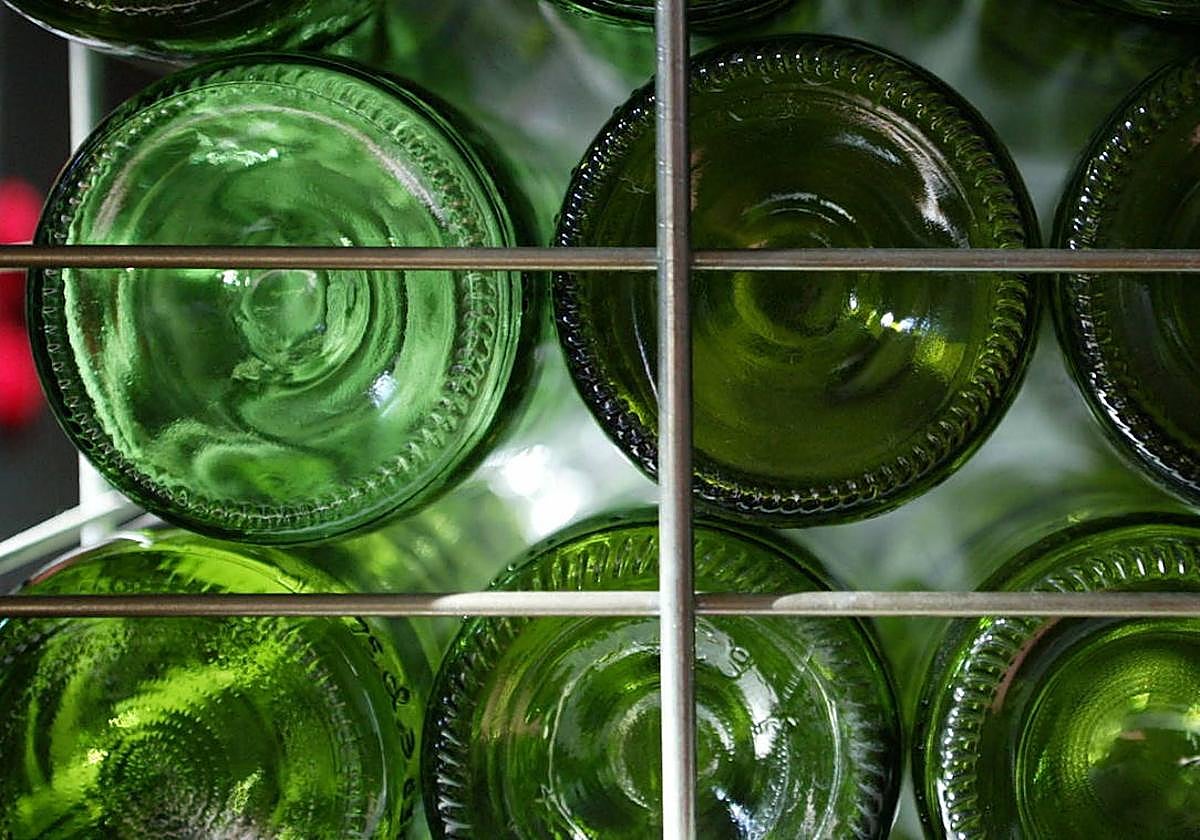 ¿Por qué el culo de las botellas de vino está metido hacia dentro?