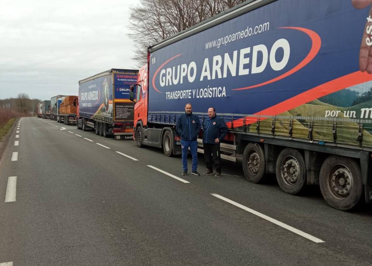 Javier Ruiz posa junto a su camión en un momento del trayecto en el que fue víctima del bloqueo por parte de los agricultores franceses.