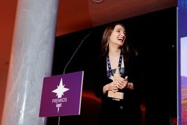 Carlota Sanz recogiendo el premio.