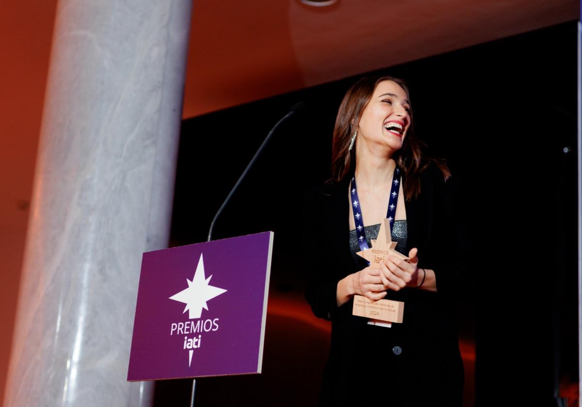 Carlota Sanz recogiendo el premio.