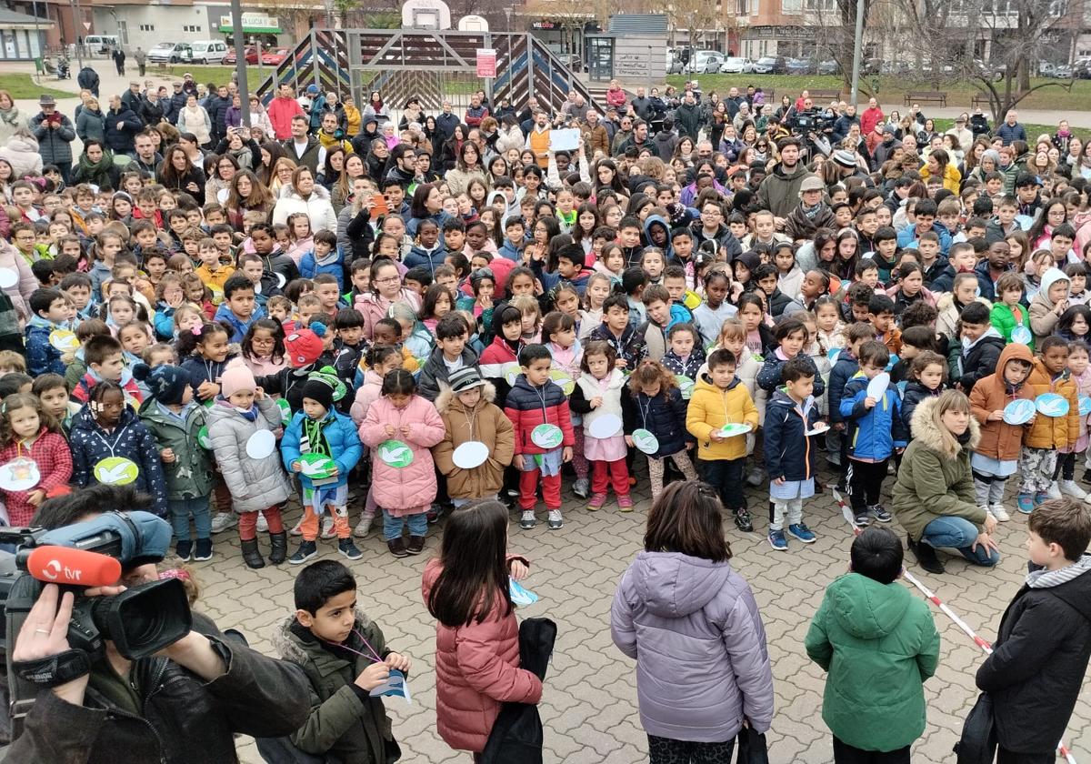 Niños logroñeses celebran el Día de la Paz.