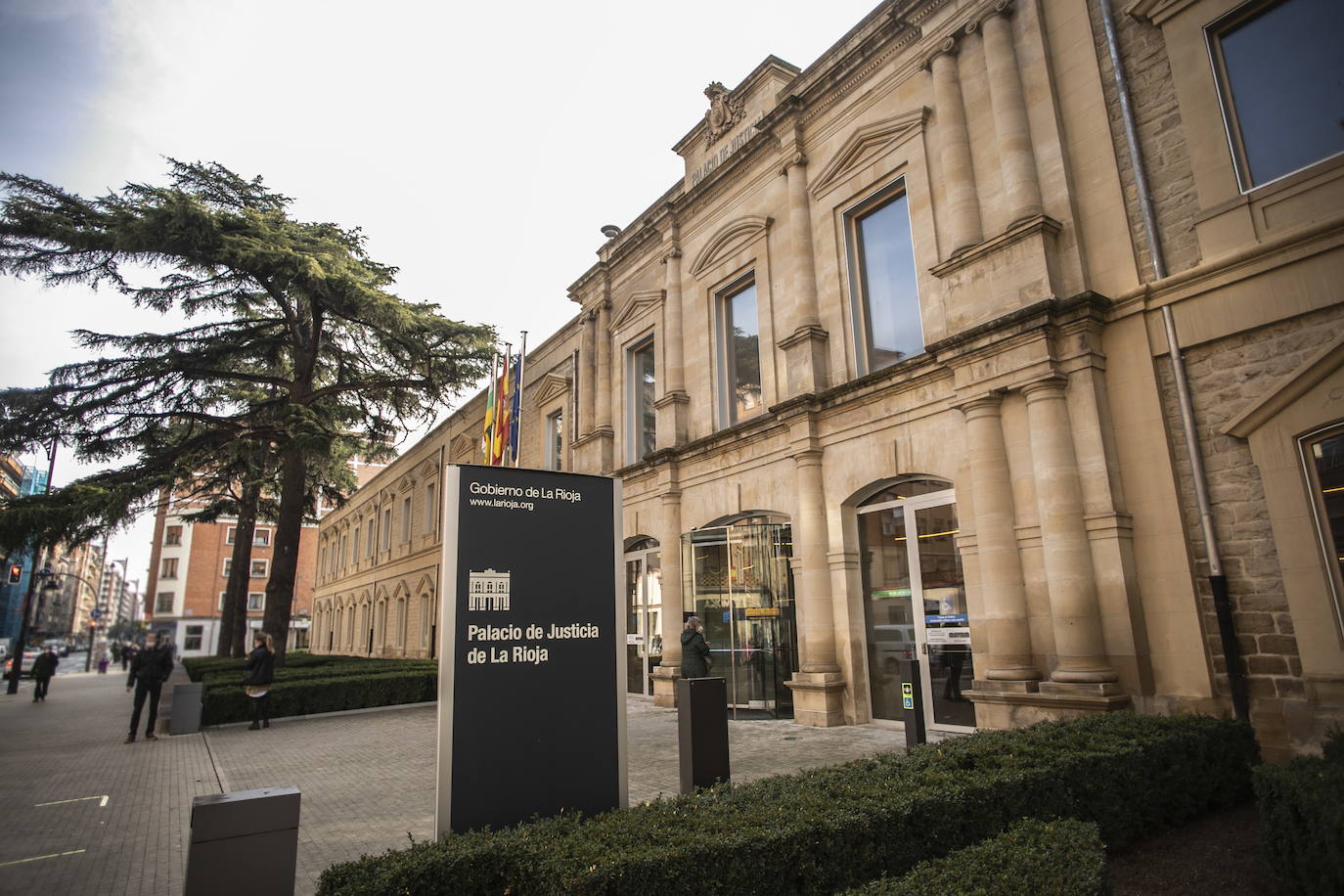 Entrada al Palacio de Justicia de la calle Murrieta.